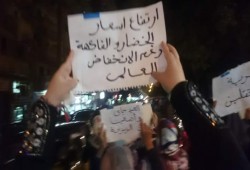 مسيرة ليلية لبنات الثورة بالعصافرة بلافتات "اليعد جاي وأهالينا في الزنازين"