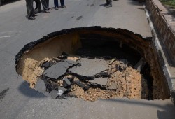 هبوط أرضي بقرية "طحانوب" بالقليوبية وسط حالة من الذعر من الأهالي