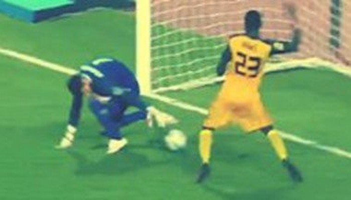 شريف إكرامي يهدي أسيك 3 نقاط بخطأ غريب (فيديو)