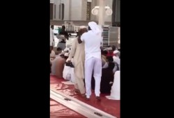 فيديو | شاهد كيف يدعو سعودي الصائمين لمائدة إفطار أعدها بالمسجد النبوي