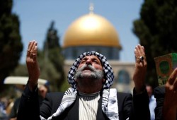 آلاف الفلسطينيين يتوافدون إلى الأقصى بالجمعة الأخيرة من رمضان