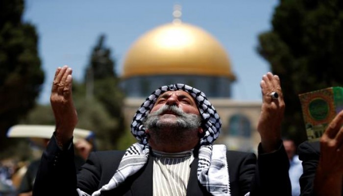آلاف الفلسطينيين يتوافدون إلى الأقصى بالجمعة الأخيرة من رمضان