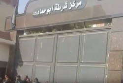 تجمهر أسر المعتقلين بمركز شرطة أبوحماد لوقف الانتهاكات