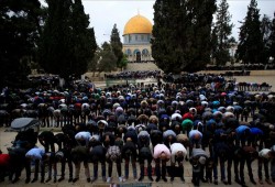 أكثر من 280 ألفا أدوا صلاة الجمعة الأخيرة من شهر رمضان في الأقصى ومواجهات بقلنديا