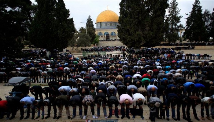 أكثر من 280 ألفا أدوا صلاة الجمعة الأخيرة من شهر رمضان في الأقصى ومواجهات بقلنديا