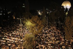 أكثر من 400 ألف مصل يحيون ليلة القدر في المسجد الأقصى