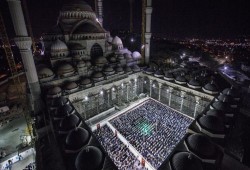 إحياء أول ليلة قدر في مسجد تشاملجا الأكبر في تركيا