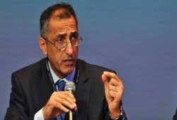 "رويترز": طارق عامر يلمح لخفض جديد لقيمة الجنيه المصري