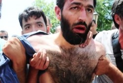 "حاول تفجير المسجد بمن فيه" .. مصلون أتراك يسيطرون على انتحاري (فيديو)