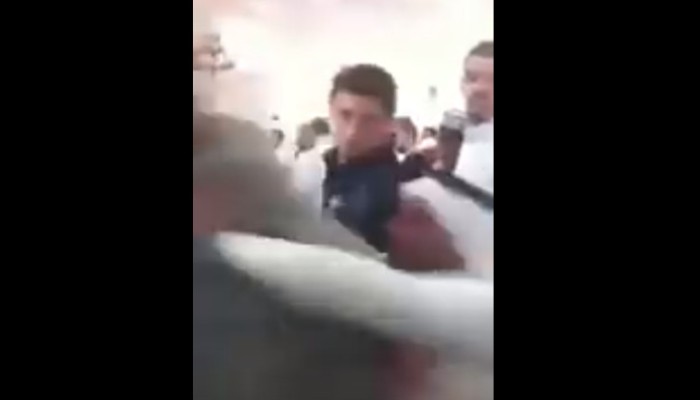 ضرب مصري وطرده من مسجد بالرياض بعد اعتراضه على الدعاء على السيسي (فيديو)