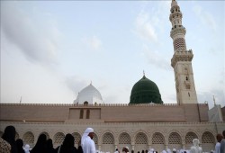 المصلون يحتشدون بالحرم النبوي.. ويتجاهلون التفجير