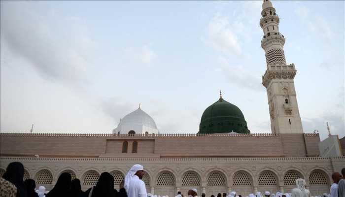المصلون يحتشدون بالحرم النبوي.. ويتجاهلون التفجير