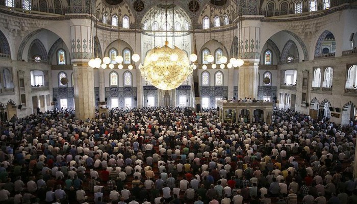 الأتراك والأوربيون يحتفلون بـ"الفطر" والجالية العربية في المقدمة
