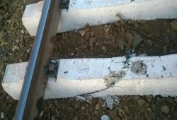 قضبان قطار «أبو قير» تتصدع.. وتنذر بوقوع كارثة في الإسكندرية