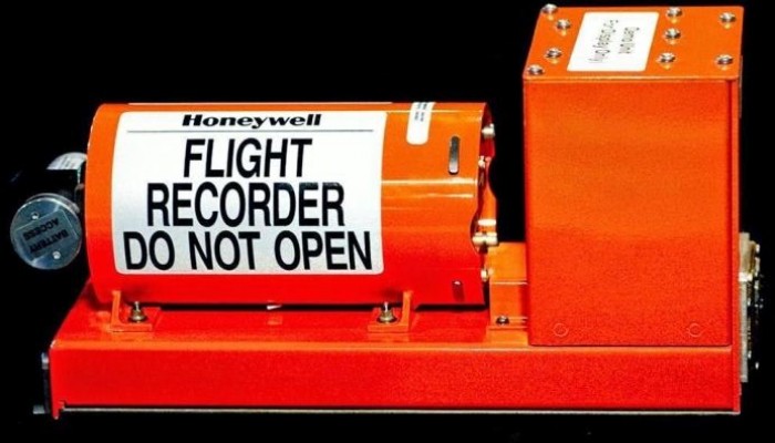 بدء تفريغ تسجيلات الصندوق الأسود للطائرة المصرية