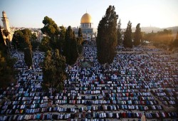 150 ألف شخص يؤدّون صلاة العيد في "الأقصى"