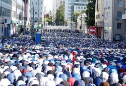 في ظل أجواء باردة وممطرة.. مسلمو أستراليا يحتفلون بأول أيام عيد الفطر