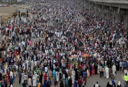 مليون مسلم يؤدون صلاة عيد الفطر في استاد أديس أبابا