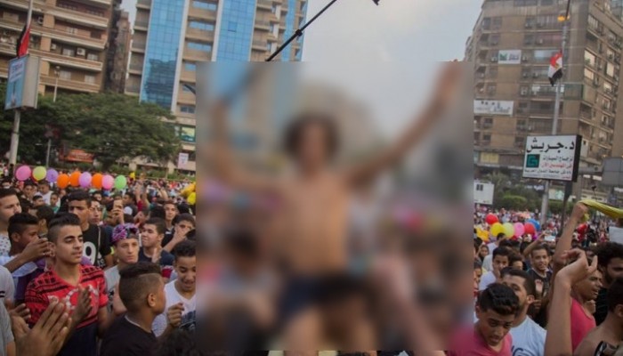 في عهد السيسي .. شباب يرقصون عراه في الشوارع ويتزاحمون على شراء الخمر