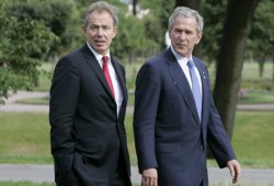 توني بلير يعتذر بعد تقرير اتهمه باجتياح العراق دعماً لبوش