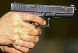 السويس.. أمين شرطة يعتدي بسلاحه الميري على مواطن