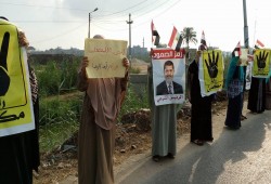 سلسلة بشرية لنساء ضد الانقلاب بكفر سعد