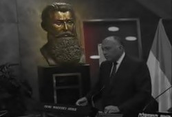 "ذات يوم سنولي على العرب سفلة قومهم" .. جملة وقف شكري بجانب رأس صاحبها