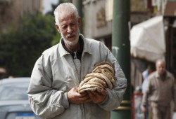 نظام السيسي يواطحن فقراء مصر بـ7 قرارات جديدة