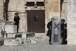 إصابة 13 فلسطينيا خلال اقتحام قوة خاصة إسرائيلية الضفة