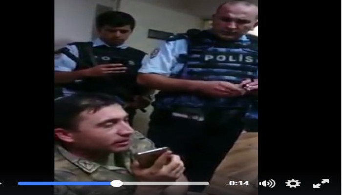 شاهد .. عناصر الشرطة التركية تجبر أحد قيادات الإنقلاب محادثة العناصر الأخرى للانسحاب