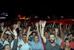 الأتراك يحتفلون بفشل الانقلاب برفع شارات رابعة (صور)