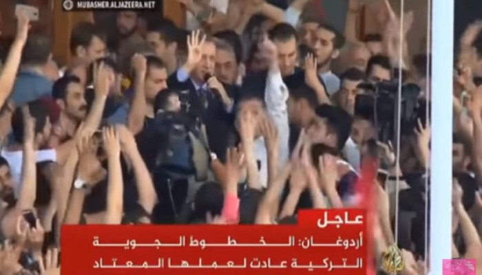 بالفيديو: أردوغان يرفع شعار رابعة بعد فشل الانقلاب