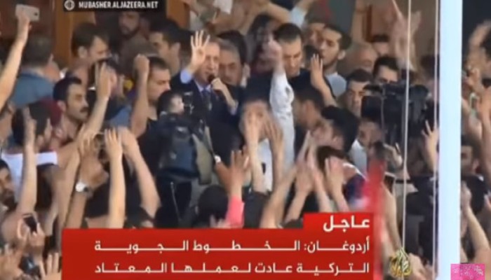 بالفيديو: أردوغان يرفع شعار رابعة بعد فشل الانقلاب
