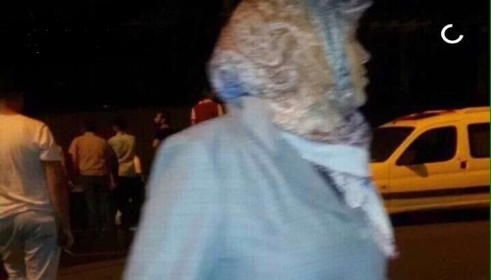 مسنة تركية تواجه الانقلاب بـ"شومة"؟ (صورة)