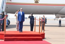 بعد التجاهل الرسمي له .. السيسي يستقبل "نفسه" في مطار كيجالي برواندا