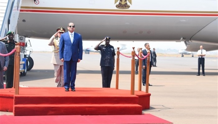 بعد التجاهل الرسمي له .. السيسي يستقبل "نفسه" في مطار كيجالي برواندا