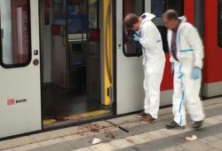 طفل أفغاني يهاجم عشرات الألمان بالسلاح الأبيض بمحطة قطارات