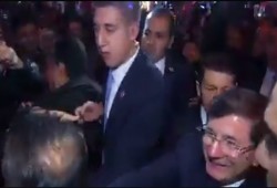 أحمد داوود أوغلو يوزع "حلوى" على المواطنين الأتراك ابتهاجا بفشل الانقلاب