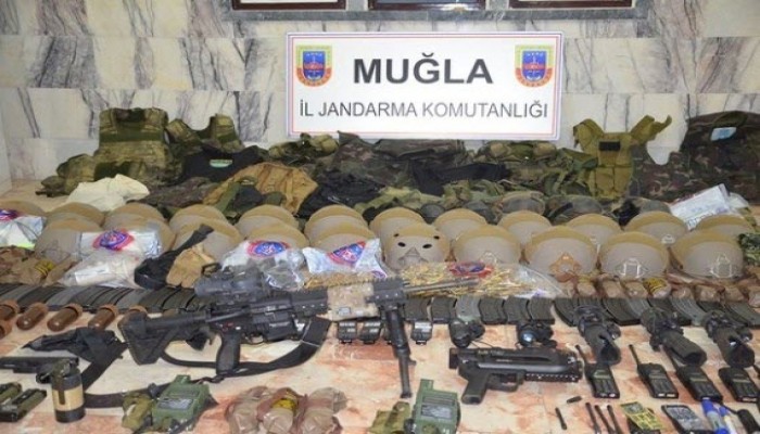 بالصور.. ملابس وذخائر جنود ذهبوا لاغتيال أردوغان ففشلوا