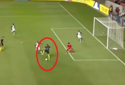 لاعب إنتر يسجل هدفا ساحرا بالكعب في مباراة ودية (فيديو)