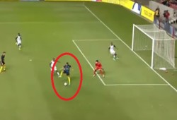 لاعب إنتر يسجل هدفا ساحرا بالكعب في مباراة ودية (فيديو)