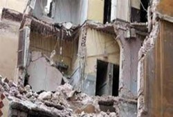 انهيار "بلكونة" عقار فى المنصورة.. وتحطم "سيارة و توك توك"