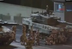 مشاهد مروعة لإعدام انقلابيي تركيا لمواطنين عزل على جسر البوسفور (فيديو)