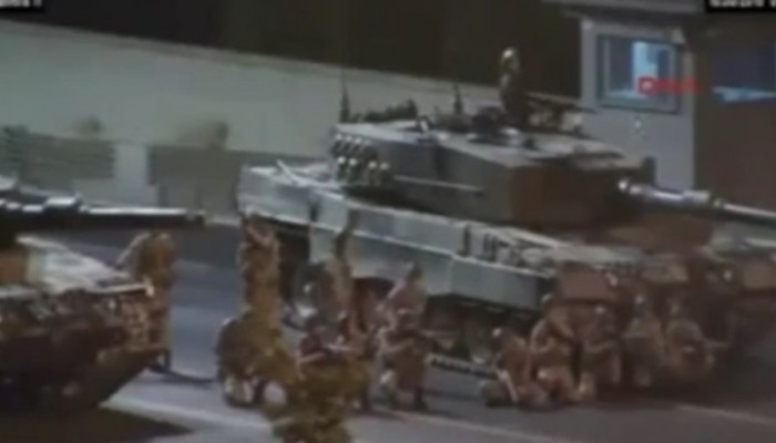 مشاهد مروعة لإعدام انقلابيي تركيا لمواطنين عزل على جسر البوسفور (فيديو)