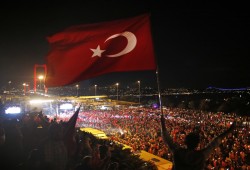 الأتراك يواصلون التظاهر .. وإعلان 15 يوليو من كل عام ذكرى لتخليد الشهداء