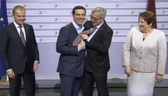 بالفيديو .. رئيس مفوضية الاتحاد الأوروبي "سكران" ويهين رئيس وزراء المجر وزعماء آخرون