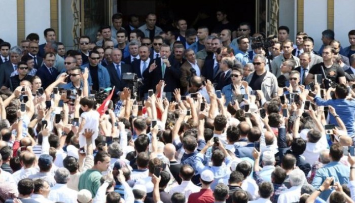 أردوغان يدعو لمواصلة التظاهر ويلدرم يحذر من استمرار الخطر