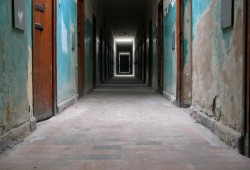 الجارديان: مئات المختفين يعذبون داخل سجن سري في مصر