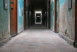 الجارديان: مئات المختفين يعذبون داخل سجن سري في مصر