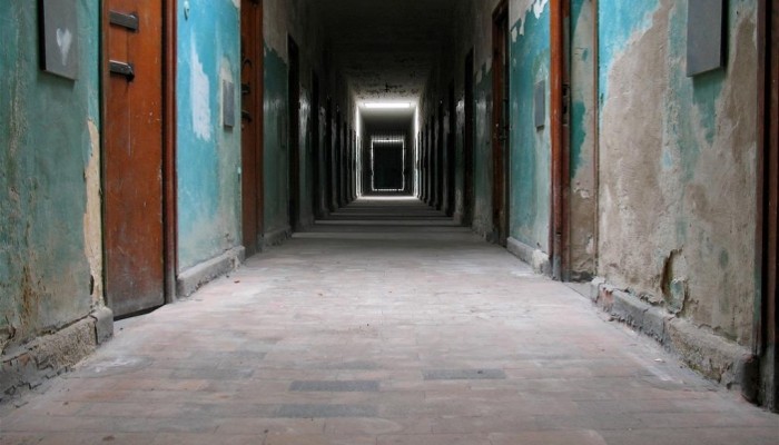 الجارديان: مئات المختفين يعذبون داخل سجن سري في مصر